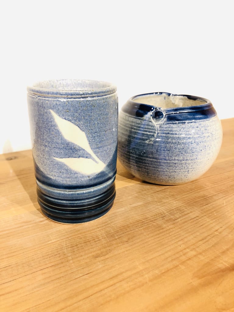A blue-glazed cup and spherical vase